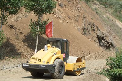 Reconstruction de l’autoroute de  Qinghai-Sichuan détruit pendant le tremblement de terre à  Wenchuan en 2008